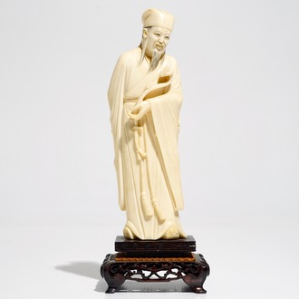 Een Chinese ivoren figuur van een wijsgeer, 19e eeuw