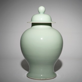 Een Chinese monochrome celadon balustervaas met deksel, 19e eeuw