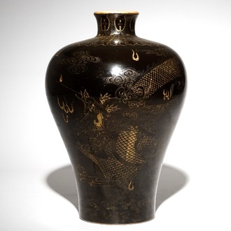 Een Chinese zwarte meiping vaas met verguld drakendecor, Qianlong merk, 19e eeuw