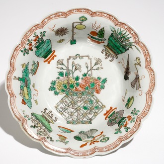 Un bol lobé en porcelaine de Chine famille verte à décor d'antiquités, Kangxi