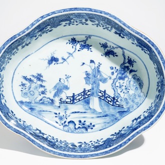 Een Chinese blauwwitte gelobde saladekom, Qianlong