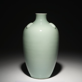 Een Chinese monochrome celadon vaas, Qianlong merk, 19/20e eeuw