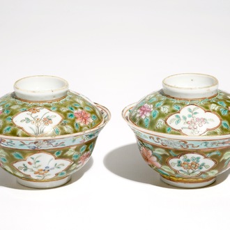 Een paar Chinese famille rose dekselkommen voor de Straits of Peranakan markt, 19e eeuw