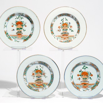 Quatre assiettes en porcelaine de Chine famille verte à décor incisé, Kangxi