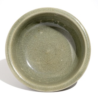 Een Chinese donkere monochrome Longquan celadon kom, Ming