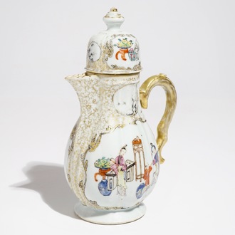 Een grote Chinese famille rose dekselkan met mandarijns decor, Qianlong