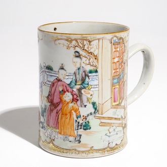 Een Chinese famille rose kroes met mandarijns decor, Qianlong
