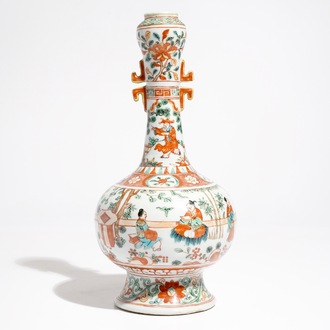 Een Chinese wucai-stijl flesvormige vaas, Wanli merk, 19/20e eeuw