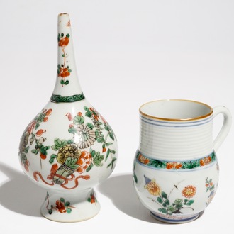 Un aspersoir et une chope en porcelaine de Chine famille verte, Kangxi