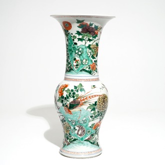 Un vase en porcelaine de Chine famille verte aux fleurs et oiseaux, Kangxi