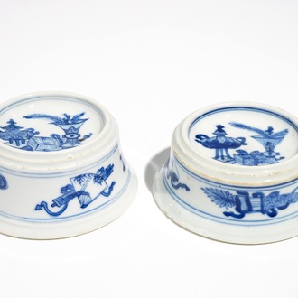 Een paar ronde Chinese blauwwitte zoutvaten, Kangxi