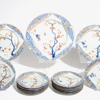 Een Chinese verte-Imari schotel, twee grote en zeventien gewone borden, Kangxi/Yongzheng