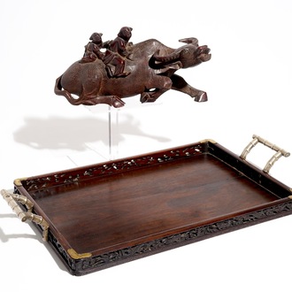 Een Chinese houten figuur van een os en een dienblad met zilveren handvaten, 19e eeuw