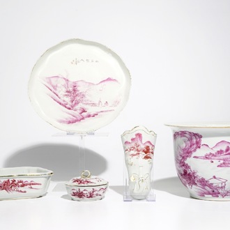 Vijf Chinese stukken met fuchsia decor uit een groter geheel, begin 20e eeuw