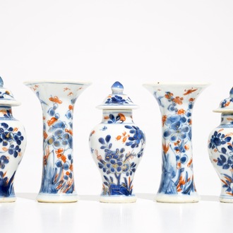 Een minitauur vijfdelig Chinees Imari kaststel met floraal decor, Kangxi