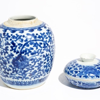Een Chinese blauwwitte gemberpot met lotusslingers en een ronde dekseldoos, 18/19e eeuw