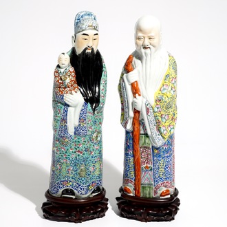 Een paar Chinese famille rose figuren van onsterfelijken op houten sokkels, 19/20e eeuw