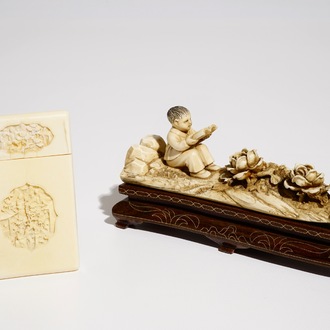 Un modèle d'un garçon au livre et une boîte à cartes en ivoire sculpté, Chine, 19/20ème
