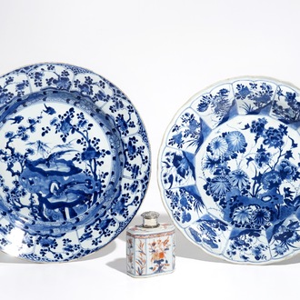 Twee Chinese blauwwitte schotels en een Imari-stijl theebus met zilveren montuur, Kangxi/Qianlong