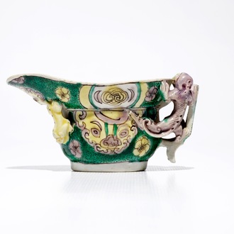 Une coupe libatoire en porcelaine de Chine famille verte, Kangxi