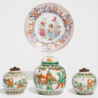 Een Chinees famille rose bord met een haan, Yongzheng, en drie famille verte dekselpotjes, 19e eeuw