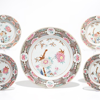Een Chinese famille rose schotel en vier borden met floraal decor, Yongzheng/Qianlong