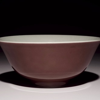 Een Chinese monochrome donkere aubergine kom, Daoguang merk, 19/20e eeuw