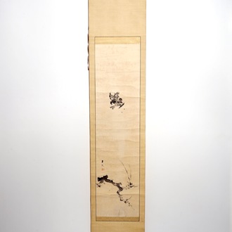 Een gesigneerde Chinese rolschildering op papier met vogels boven een tak, 19/20e eeuw