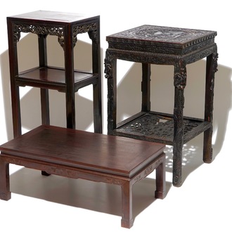 Twee Chinese houten sokkels en een lage tafel, 19e eeuw