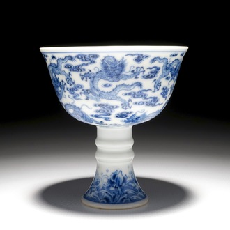 Een Chinese blauwwitte stem cup met decor van negen draken, Yongzheng merk en mogelijk periode