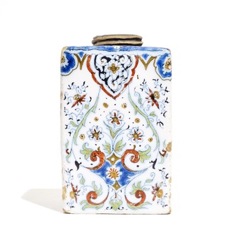 Een polychrome Delftse theebus met zwart decor, 2e helft 17e eeuw