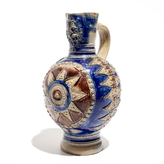 Een Westerwald kruik met sterdecor in blauw en mangaan, 17e eeuw