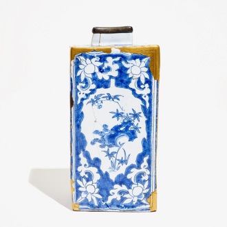 Een blauwwitte Delftse chinoiserie theebus met Kintsugi herstelling, 2e helft 17e eeuw