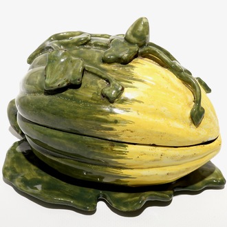 Een polychrome Delftse terrine in de vorm van een meloen, 2e helft 18e eeuw