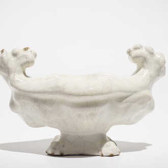 Een monochroom wit sculpturaal zoutvat, Faenza, 17e eeuw
