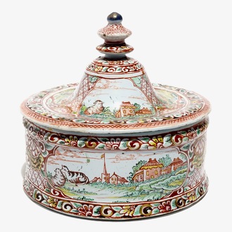 Een polychrome petit feu Delftse tabaksdoos met fijne landschapsdecors, 18e eeuw