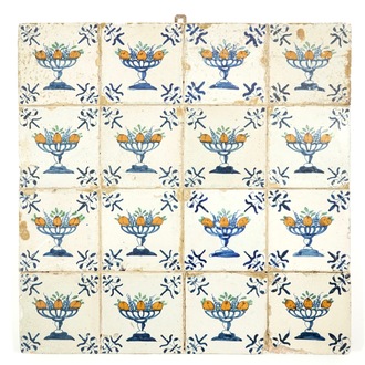 Een veld van 16 polychrome Delftse tegels met tazza's met fruit, 17e eeuw