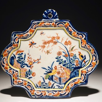 Een polychrome Delftse plaquette met vogels en insecten bij bloesems, 18e eeuw