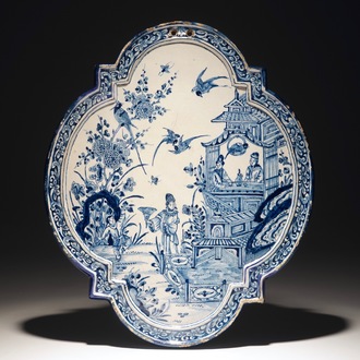 Een blauwwitte Delftse chinoiserie plaquette met figuren bij een pagode, 18e eeuw