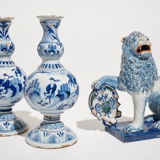 Een paar blauwwitte chinoiserie vazen en een leeuw met wapenschild naar Delfts model, Frankrijk, 18e eeuw