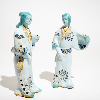 Een paar Chinese figuren in Franse faïence, Strasbourg, 18e eeuw