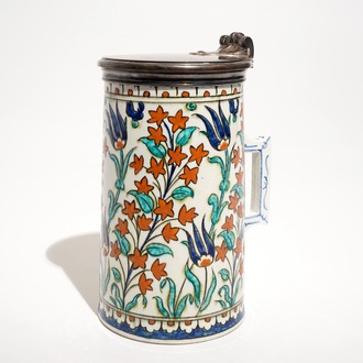 Een Iznik-stijl bierpul met zilveren deksel, atelier Samson, Parijs, Frankrijk, 19e eeuw