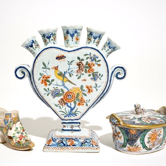 Een hartvormige tulpenvaas, een muiltje en een botervloot in Delftse stijl, Frankrijk, 19e eeuw