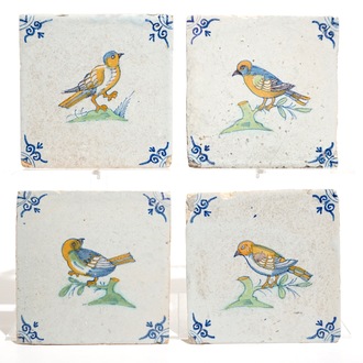 Vier polychrome Delftse tegels met vogels, 17e eeuw