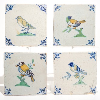 Vier polychrome Delftse tegels met vogels, 17e eeuw
