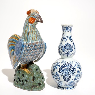 Een polychrome haan en een blauwwitte vaas in Delftse stijl, Dèsvres, Frankrijk, 19e eeuw
