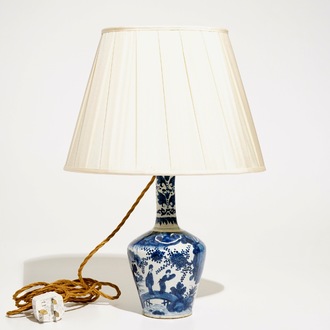 Een blauwwitte Delftse chinoiserie vaas als lamp gemonteerd, 18e eeuw