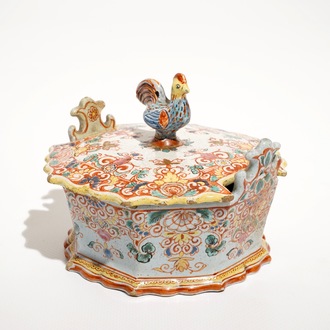 Een polychrome Delftse petit feu botervloot met deksel met een haantje, 18e eeuw