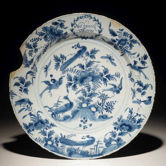 Een blauwwitte Delftse chinoiserie schotel met inscriptie, 2e helft 17e eeuw