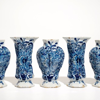Een klein vijfdelig blauwwit Delfts kaststel, 18e eeuw